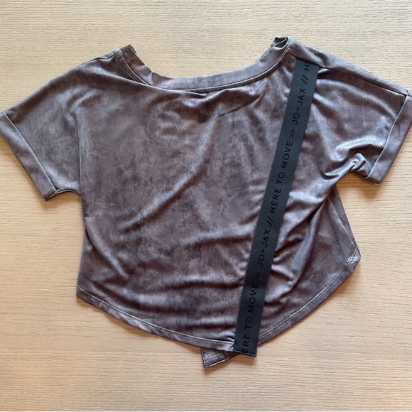JO + JAX NWOT Motion Tee - Asphalt, Size CM - Picture 3 of 9